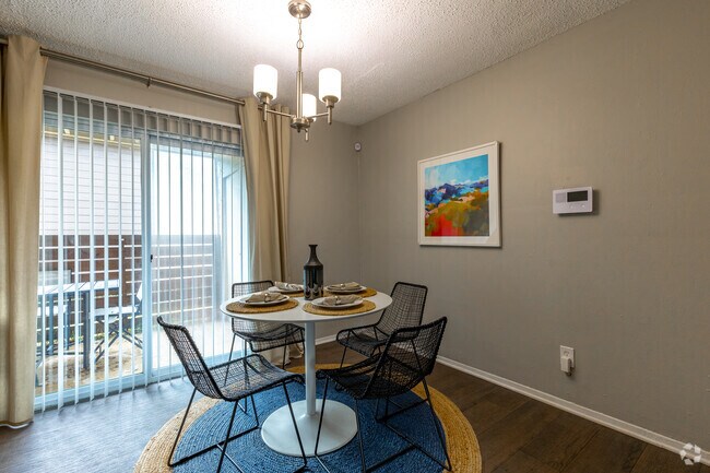 2BR, 2BA - 1,016SF