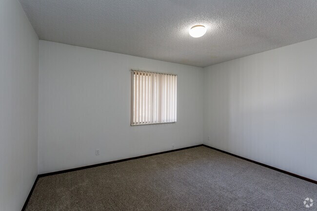 1BR, 1BA - 750 SF