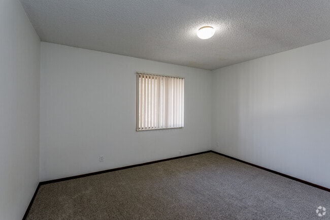 1BR, 1BA - 750 SF - White Lakes Plaza