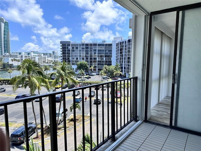 Photo - 800 Parkview Dr Unit 522