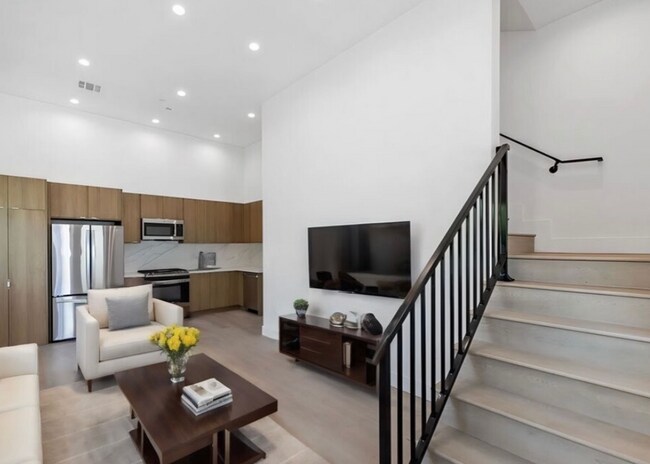4810 1/2 Mascot St