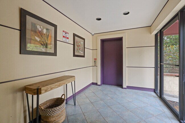 Entrada al vestíbulo y ascensor - Overland Century