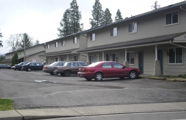 Broadway Park Apartments - Broadway Park Apartments