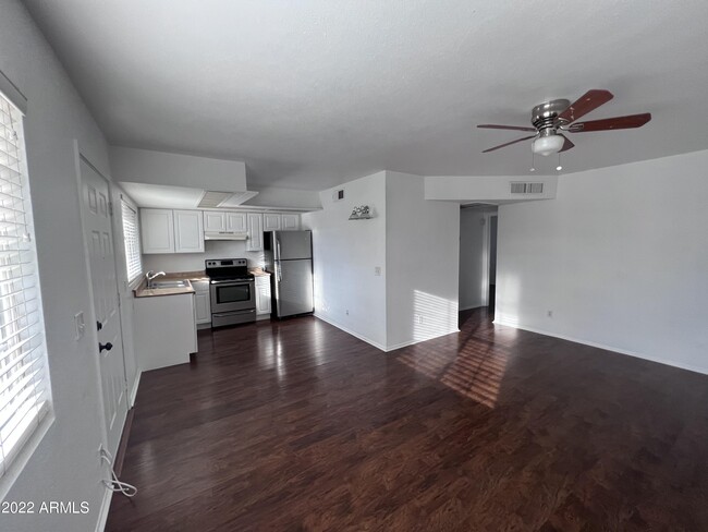 Photo - 45 N Phyllis Unidad 209