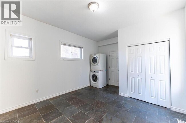 Photo - 265 Main St W