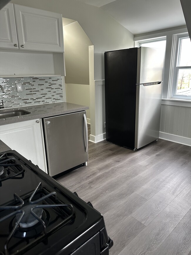 Photo - Cool One-Bedroom On Victoria For Rent! Unit 1