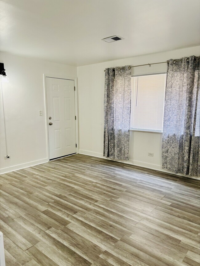 Photo - 5327 S 73rd Ave Unidad 2