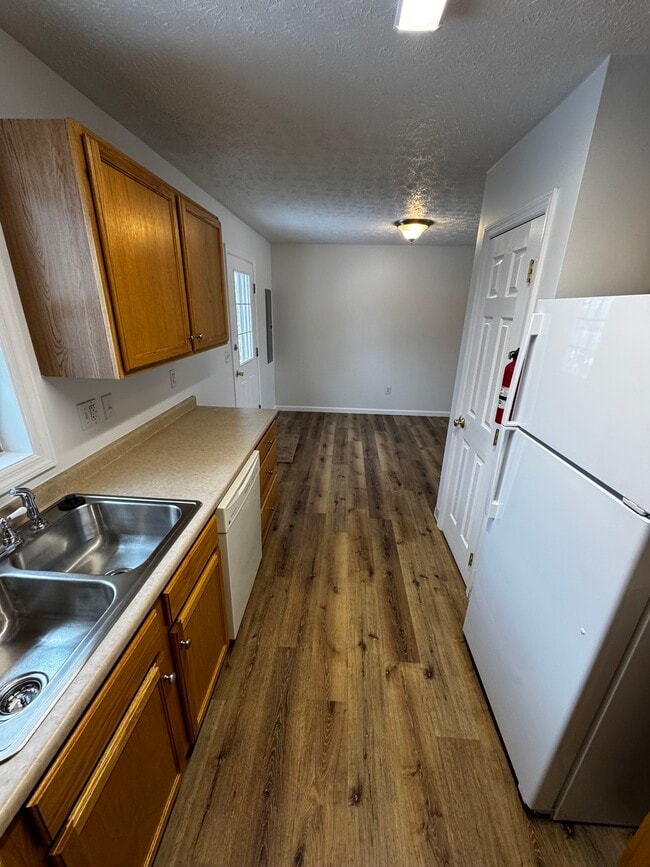 Photo - 859 E Saint Johns St