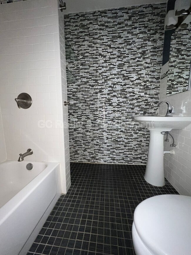 Photo - 2145 N Lakewood Ave Unit 3NR