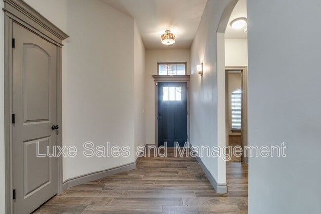 Photo - 6133 Oxnard St