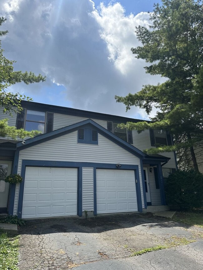 Building Photo - 3 Bedroom 2.5 Bath Townhome available in U...