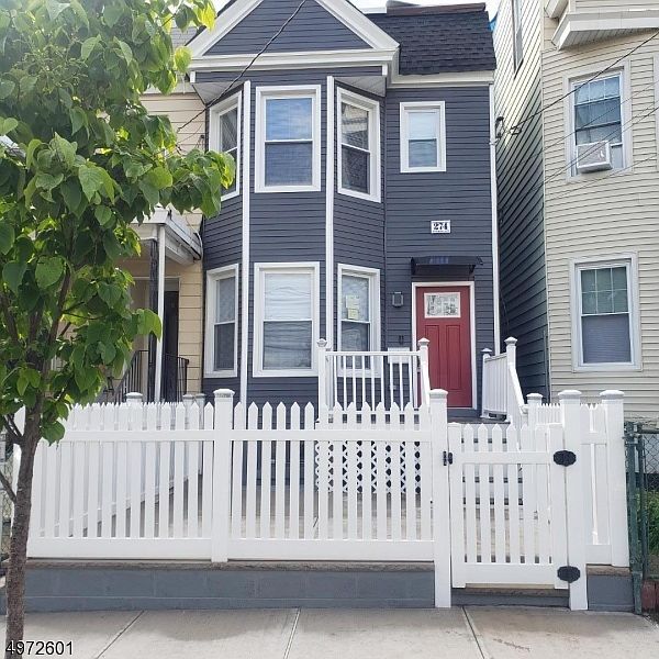 Virtual Tour https://kuula.co/share/7JVKX/collection/7lMK2?fs=1 - 274 Summer Ave Unit Basement