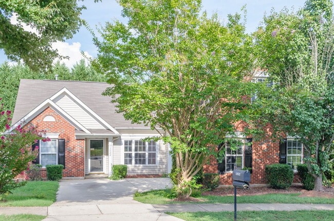 Building Photo - "Charming 3-Bed Oasis with Spacious 1800 sqft and Private Fenced Backyard in Huntersville!"