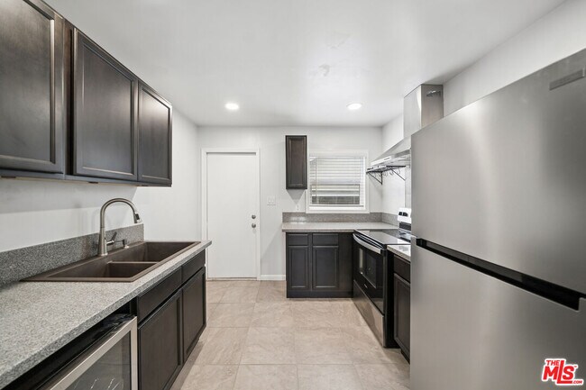 1543 W 23rd St