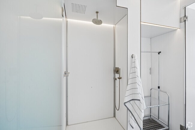 1BR, 1BA - 525SF - Shower