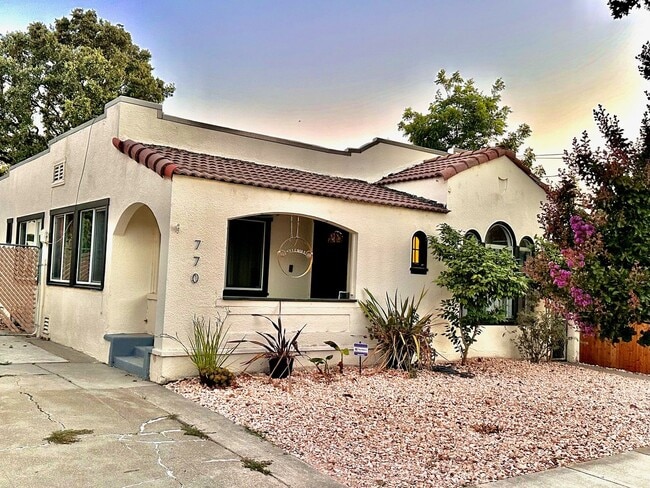 Building Photo - Charming and Rustic Single-Family 3Bed/1.5BA Pittsburg Home!