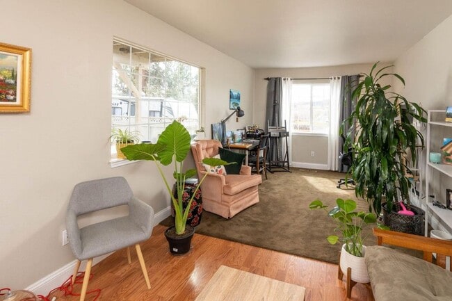 Wonderful home on large corner fenced lot in desired mid-town with views! - Wonderful home on large corner fenced lot in desired mid-town with views!