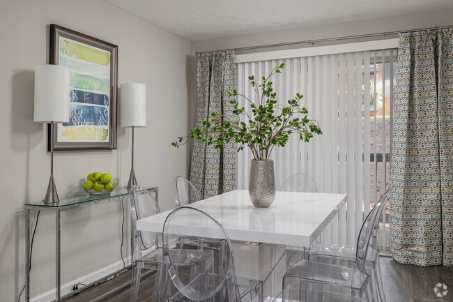 2BR, 2BA - 1,104SF - Renovated - Dining Room