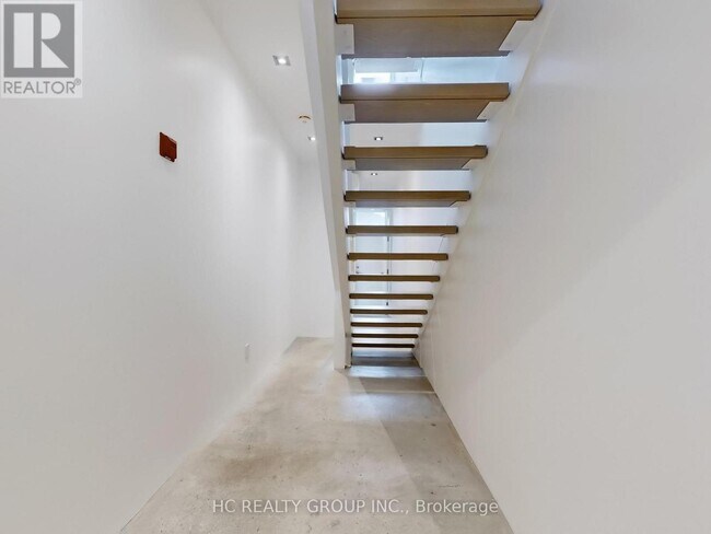 Photo - 899 Dundas St W