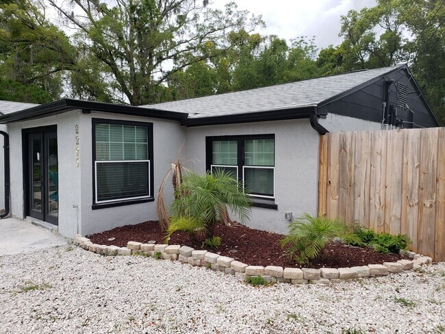Building Photo - Amazing Location; Large Fenced-in Backyard... Unit 1 Rental
