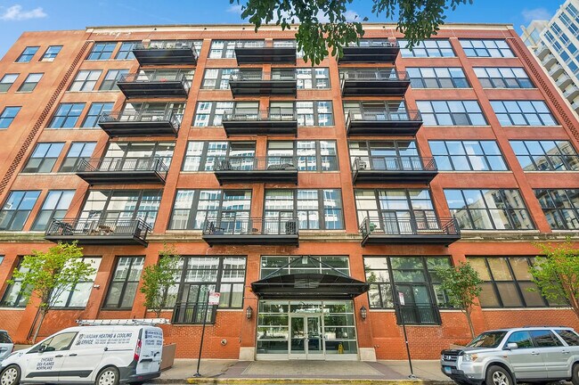 Photo - 525 W Superior St Unit 430