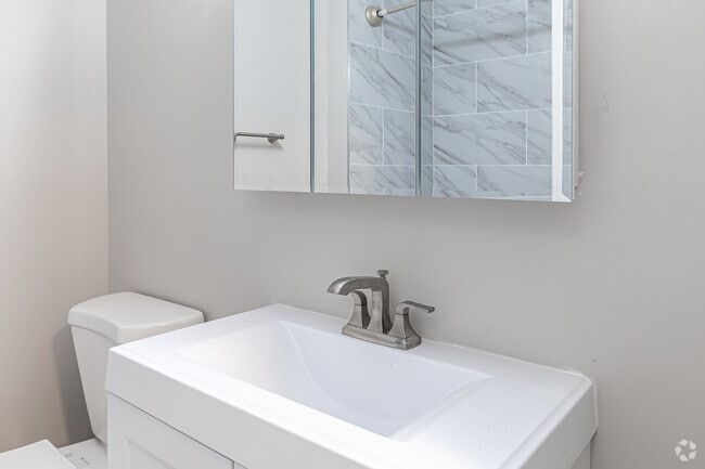2BR, 2BA Townhouse - Bathroom