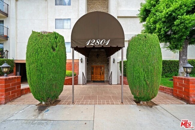 Building Photo - 12801 Moorpark St Unit 308 Rental