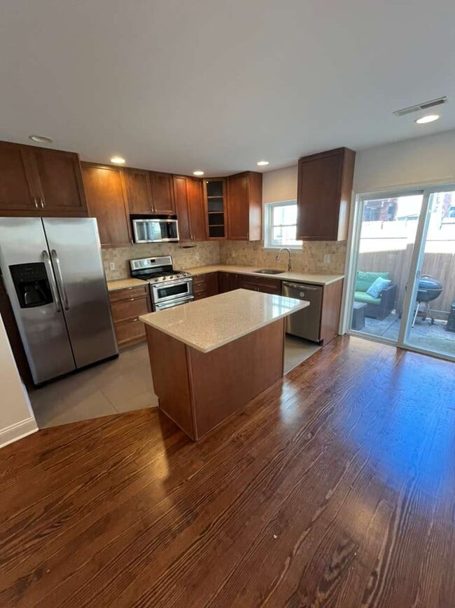 Photo - 2033 Kater St