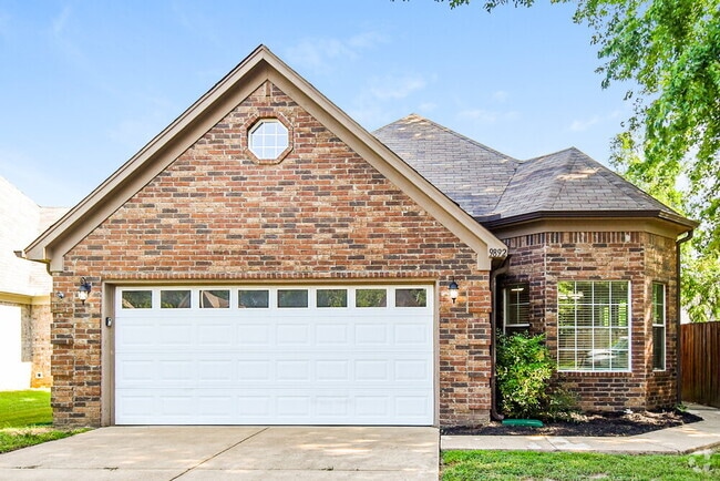 Building Photo - 9892 Southern Oak Way Rental