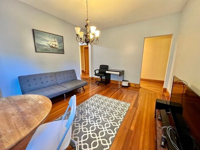 Building Photo - 558 Washington St Unit 1