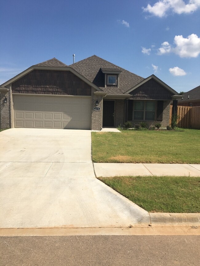 Building Photo - MUST SEE CHARMING HOME!!!