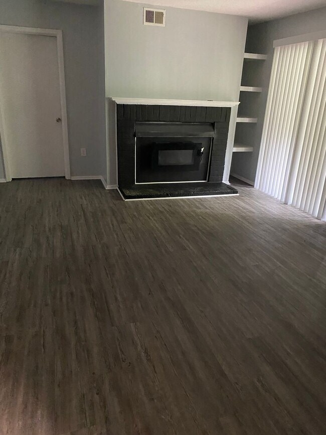 Building Photo - Lugo Riverhill Unit E-1