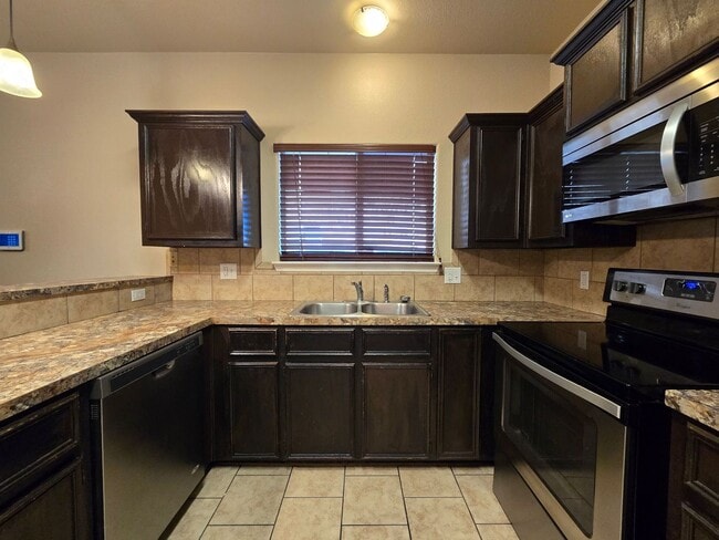 Photo - RENT REDUCTION - AVAILABLE NOW! Unidad 1103 Grace Point Drive -  A