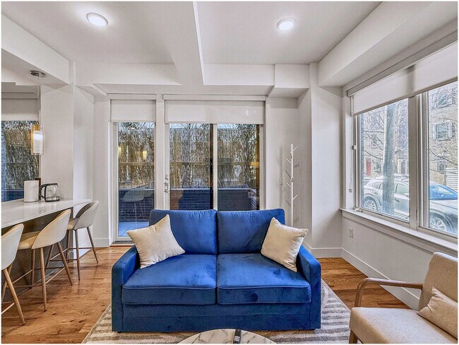 Photo - 236 W Thompson St Unit ID1332434P