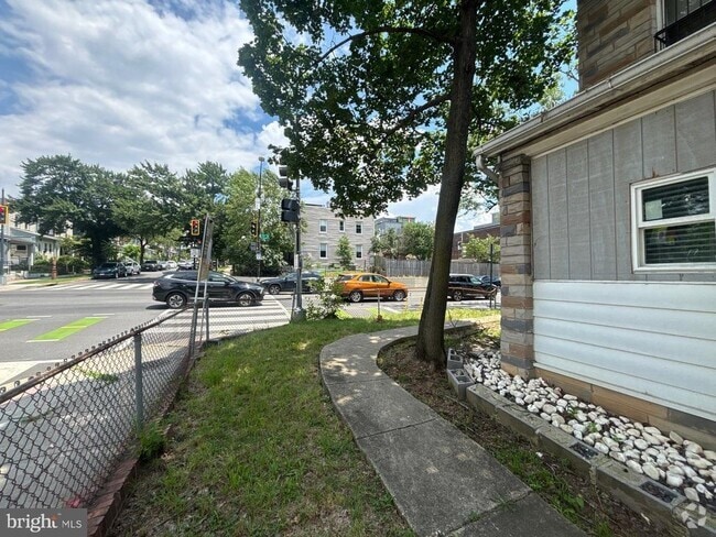 Building Photo - 1729 L St NE Rental