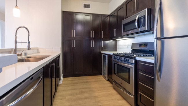 Cocina con electrodomésticos de acero inoxidable - The Hesby