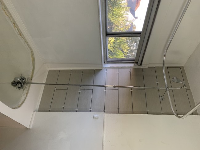 3279 Regent Rd