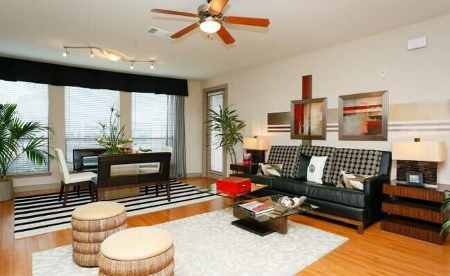 Building Photo - 2 bedroom in Houston TX 77063 Unit 2292 Rental