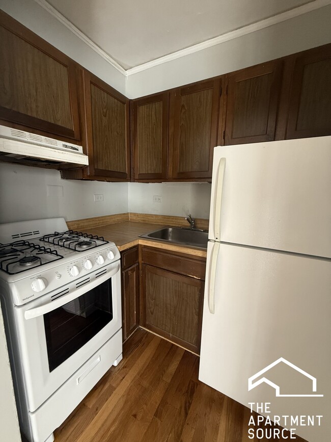 Building Photo - 837 W Wolfram St Unit 209