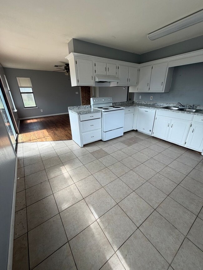 Photo - 2511 Oakhurst Dr Unit B