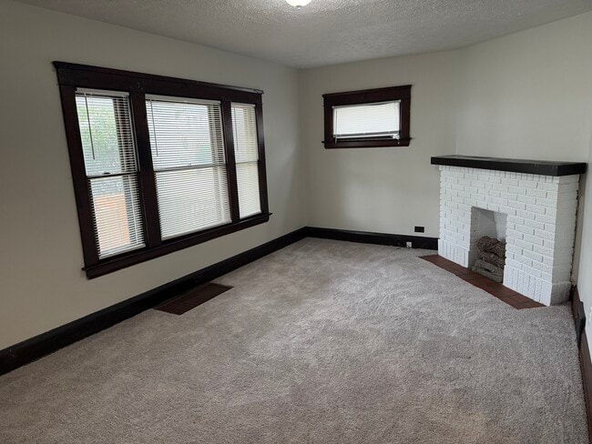 Building Photo - 11916 Browning Ave Unit Lower