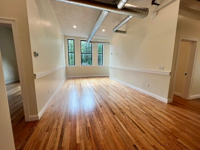 352 Manchaug Rd