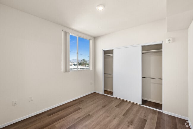 2BR, 2BA - 816SF - Bedroom
