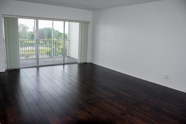 Building Photo - 3000 N Palm Aire Dr Unit 5