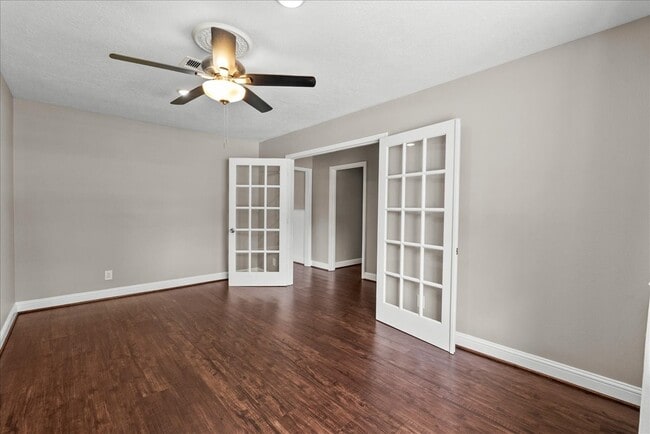 Photo - 718 E Lambuth Ln