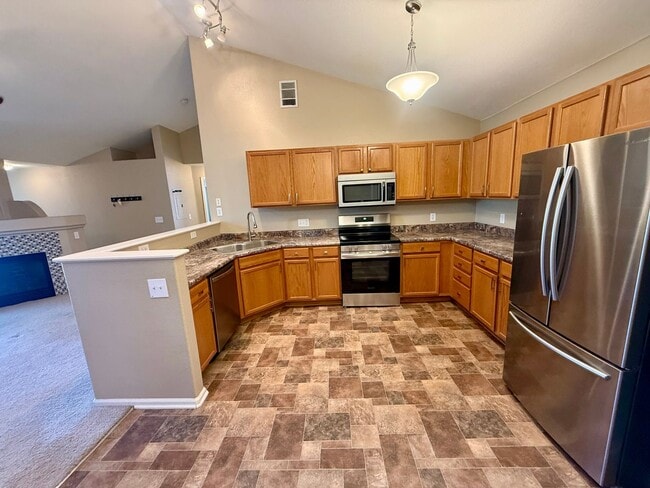 Building Photo - Spacious, Updated 2BR / 2 BA Condo in Gated Community!