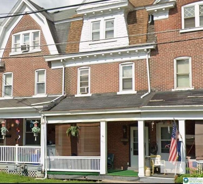 Building Photo - 917 Center St