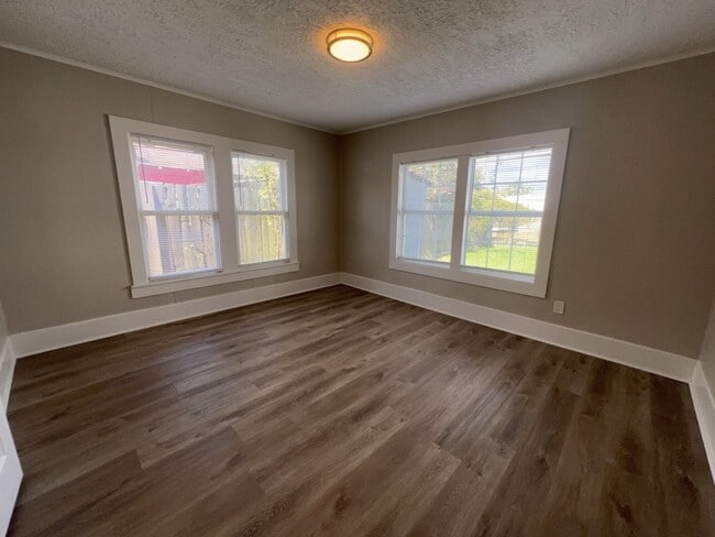 Photo - 6913 Avenue L