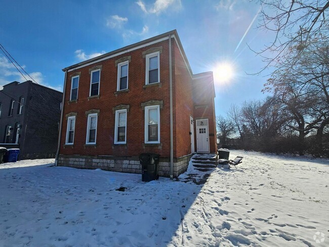 Building Photo - 951 E Mound St Rental