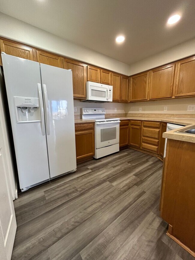 938-940 Boardwalk Ave. NE